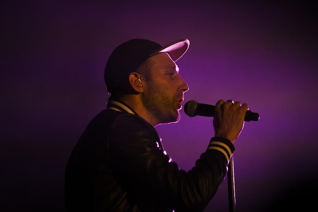 Mat Kearny dedicates one of his songs to an engaged couple. Parachute and Judah and the Lion open the concert for Mat Kearney at McDonald Theater in Eugene, Oregon on Saturday, March 8, 2015. (Natsumi Seki/Emerald)