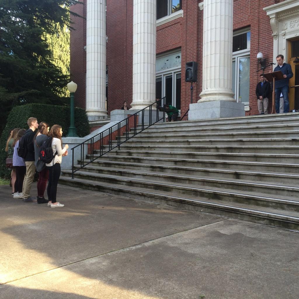 University of Oregon community memebers gathered on the steps of Johnson Hall on the evening of March 16 to remember former UO president Dave Frohnmayer. (Anna Lieberman/Emerald)