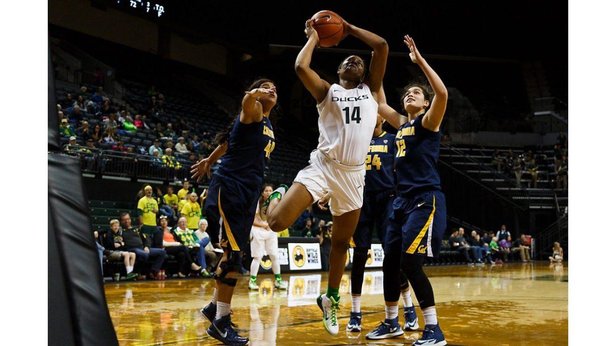 Oregon forward Jillian Alleyne (14) splits the defense to get to the hoop during the second half. The Oregon Ducks played the California Golden Bears at Matthew Knight Arena in Eugene, Oregon on February 26, 2015. (Ryan Kang/Emerald)