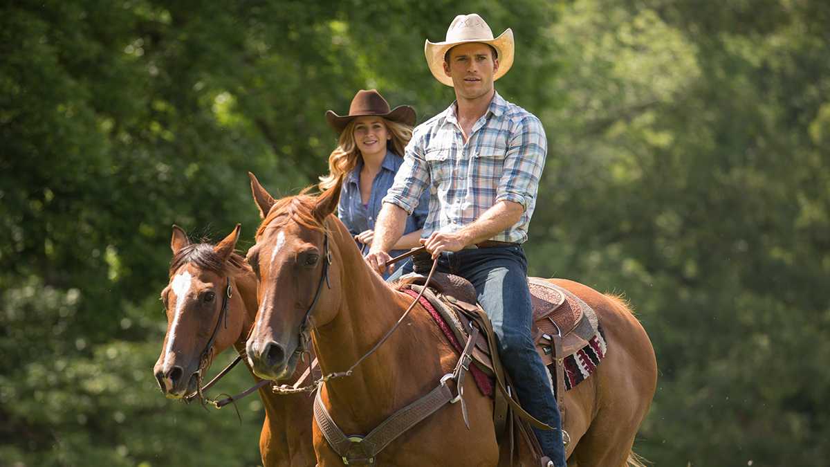 The characters in Sparks&#8217; film had chemistry and acting skills on lock with Eastwood and Alda coming from very-Hollywood backgrounds and the 24-year-old Ms. Robertson quickly making a name for herself, the three seemed to warm hearts as they complemented one another. (Photo courtesy of 20th Century Fox Media)