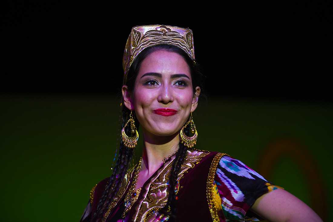 Shatgul Abulikim shows off her traditional fashion. The University of Oregon International Student Association presents annual International Night at the EMU Ballroom in Eugene, Oregon on May 2, 2015. (Natsumi Seki/Emerald)