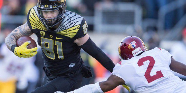 Oregon Ducks tight end Evan Baylis (81) gets around USC Trojans cornerback Adoree&#8217; Jackson (2). The No. 23 Oregon Ducks face the No. 22 USC Trojans at Autzen Stadium in Eugene, Ore. on Nov. 21, 2015. (Adam Eberhardt/Emerald)