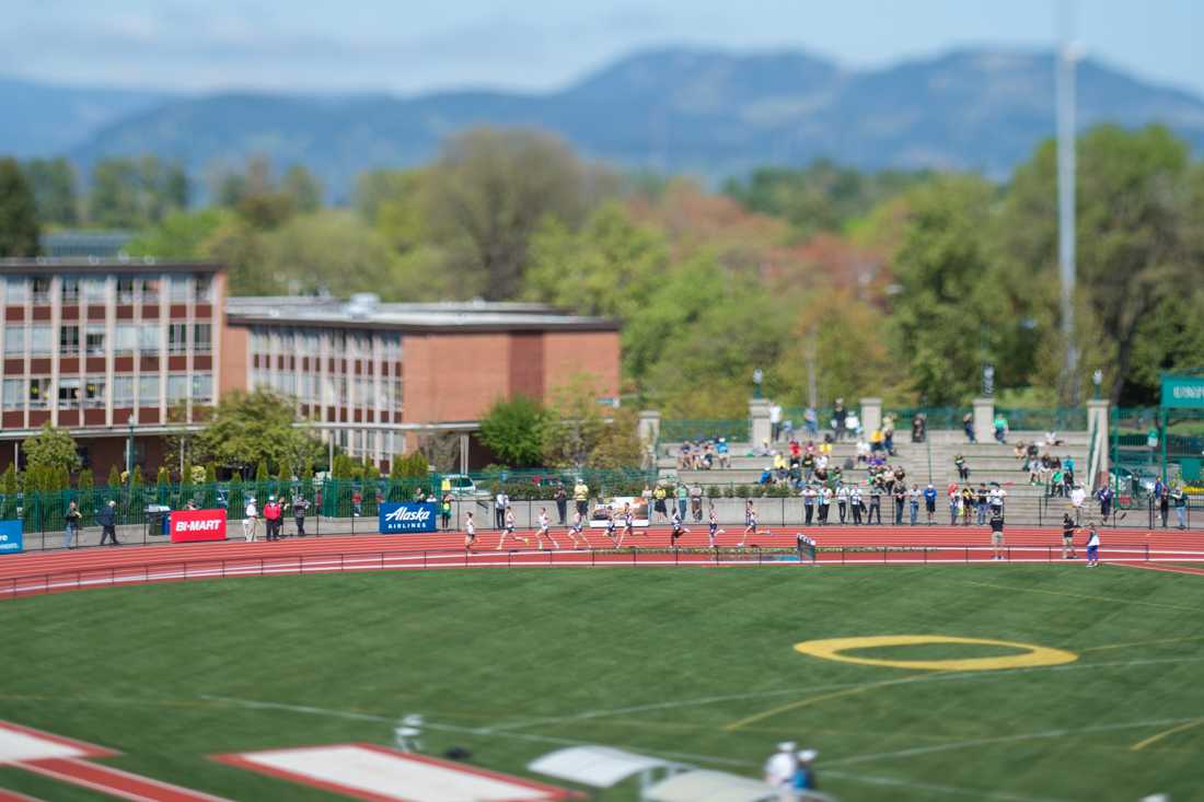 The field for the Men&#8217;s 5000m race rounds the far turn during the second lap. The Oregon Ducks host the Pepsi Invitational at Hayward Field in Eugene, Ore. on April 9, 2016. (Adam Eberhardt/Emerald)