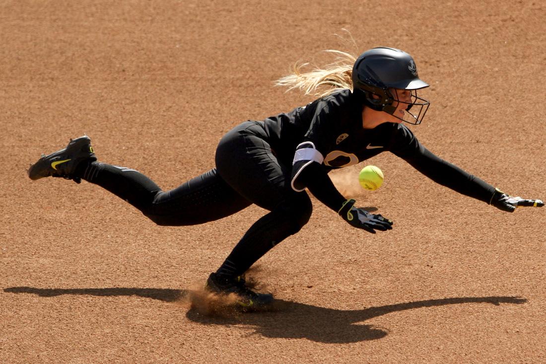 Oregon third baseman Jenna Lilley (00) slides to third. The Oregon Ducks take on the UCLA Bruins during the NCAA Softball Super Regionals at Jane Sanders Stadium in Eugene, Oregon on May 29, 2016. (Kaylee Domzalski/Emerald)