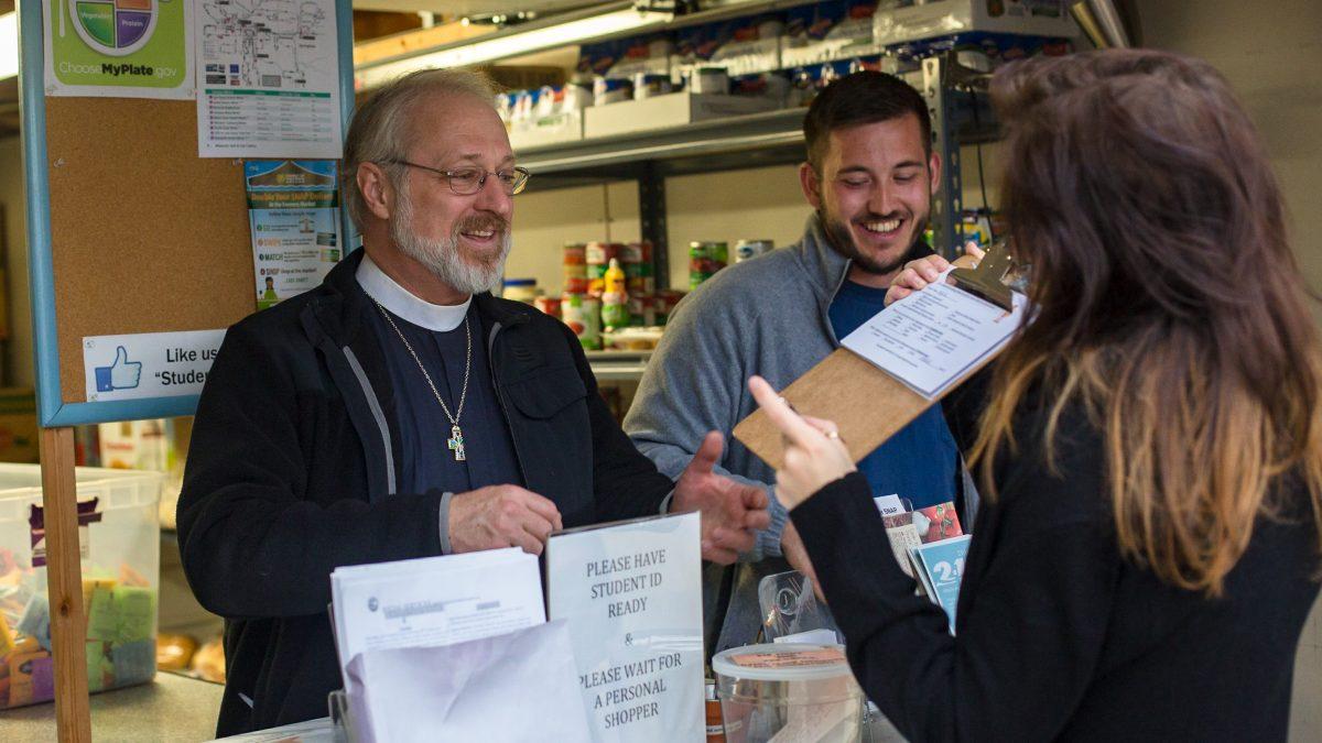 Rev. Doug Hale greets students at the Student Food Pantry. (Justin Hartney/Emerald)