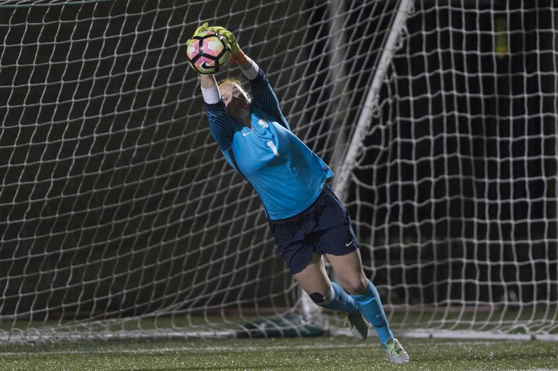 Oregon goalkeeper Halla Hinriksd&#243;ttir (1) reaches to make a save. The Oregon Ducks host the No. 10 Calfornia Bears at Pap&#233; Field in Eugene, Ore. on Oct. 15, 2016. (Adam Eberhardt/Emerald)