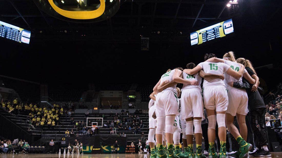 <p>The Oregon Duck’s Women’s Basketball team huddles before the final half. The Oregon Ducks take on Cal at Matthew Knight Arena in Eugene, Ore. on Friday, Feb. 24, 2017. (Phillip Quinn/Emerald)</p>