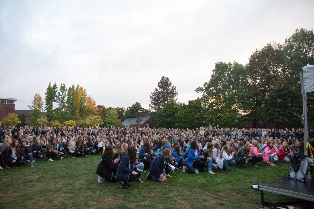 Girls gather on the Knight Library lawn as Bid Day activities begin. Potential new members of University of Oregon&#8217;s sororities open their envelopes on Bid Day on the Knight Library lawn in Eugene, Ore. on Tuesday Oct. 10, 2017. (Natalie Waitt-Gibson/Emerald)