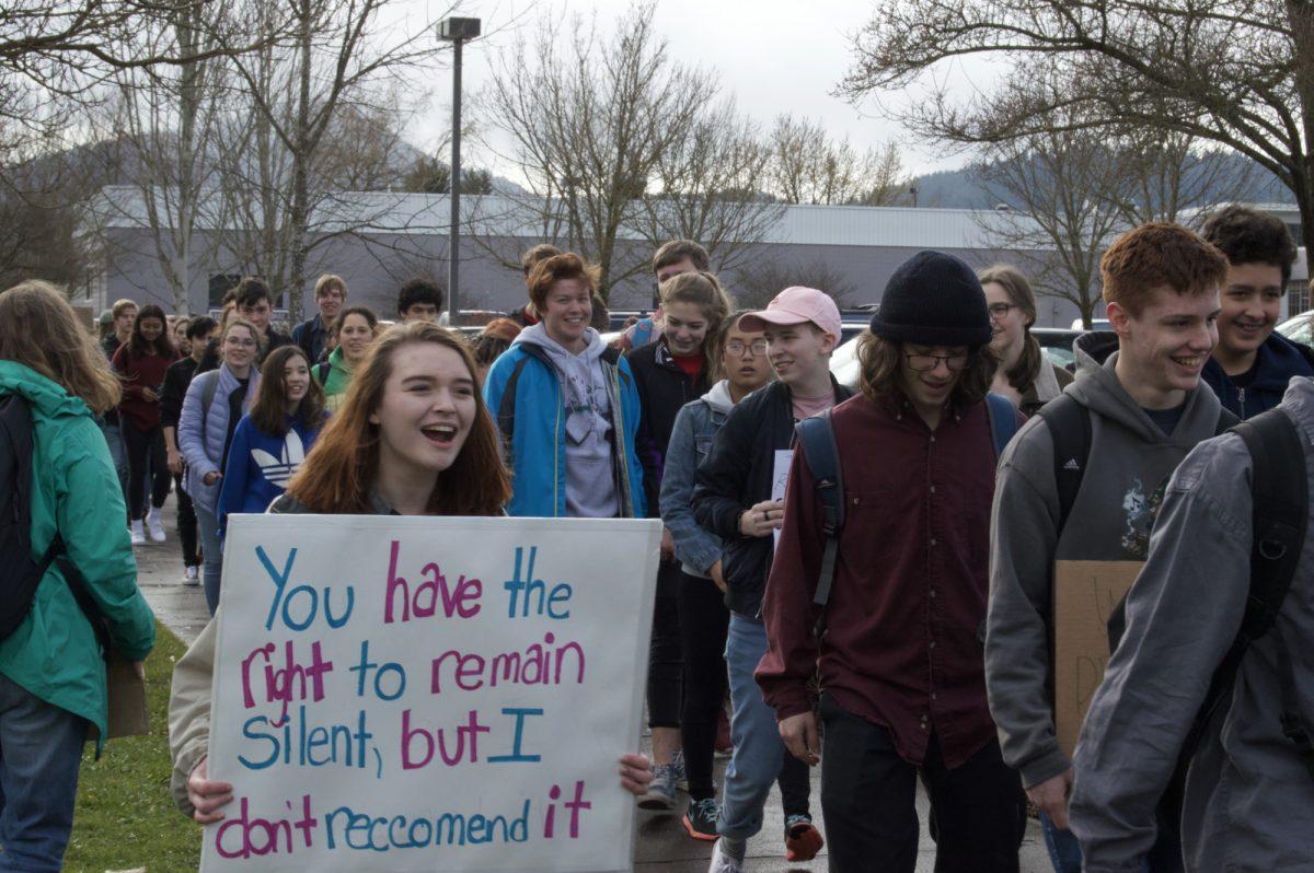 Hundreds of students skipped their third-period class to march on Friday. (Miguel Sanchez-Rutledge/For The Emerald)