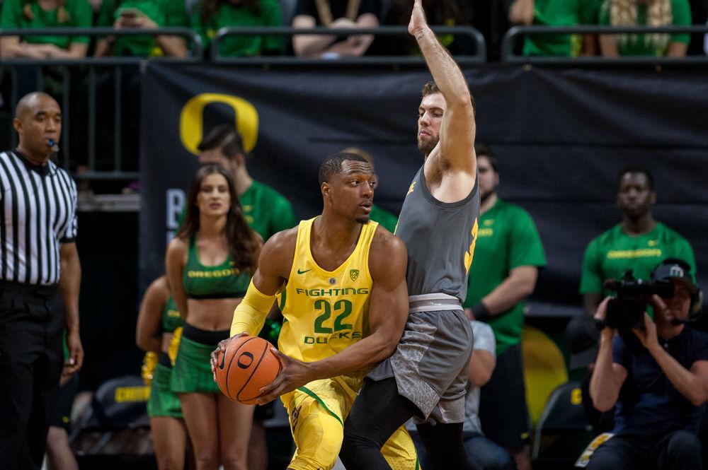 Ducks forward MiKyle McIntosh (22) looks for the open passing lane. Oregon basketball take on the Arizona State Sun Devils at Matthew Knight Arena in Eugene, Ore. on Feb. 22, 2018. (Ben Green/Emerald)