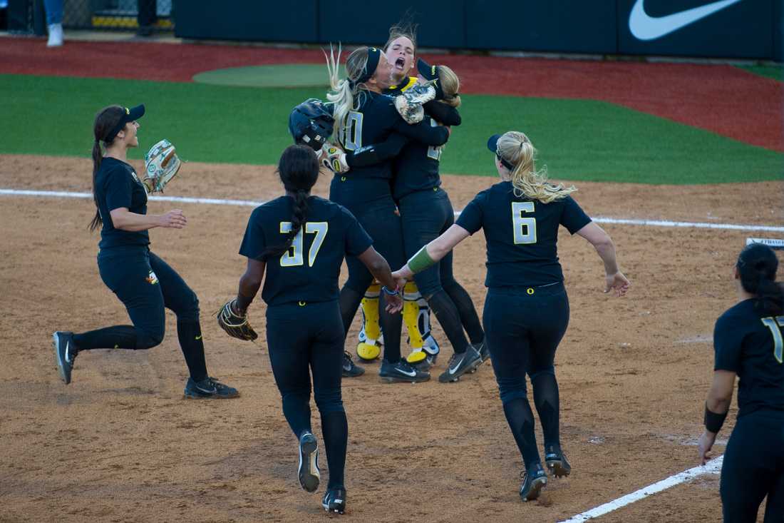 Ducks celebrate clinching berth in Women's College World Series. (Emerald Archives)