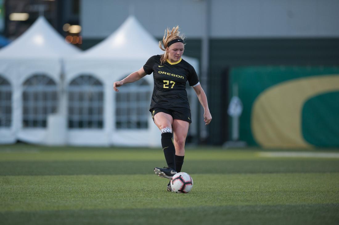 Oregon Ducks defender Hannah Taylor (27) passes the ball. Oregon Ducks Women&#8217;s Soccer host Dartmouth at Pap&#233; Field in Eugene, Oregon on August 31, 2018. (Devin Roux/Emerald)