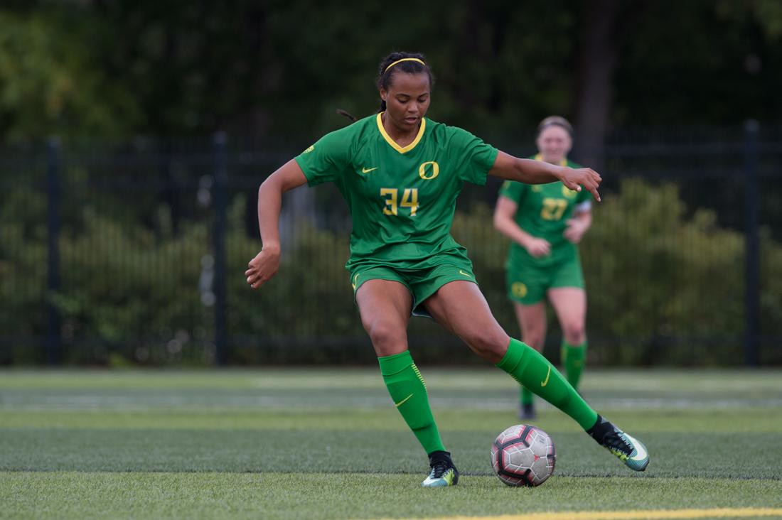 Oregon Ducks defender Jazmin Jackmon (34) makes a pass. Oregon Ducks Women&#8217;s Soccer hosts the Idaho Vandals at Pap&#233; Field in Eugene, Oregon on Sept. 16, 2018. (Devin Roux/Emerald)