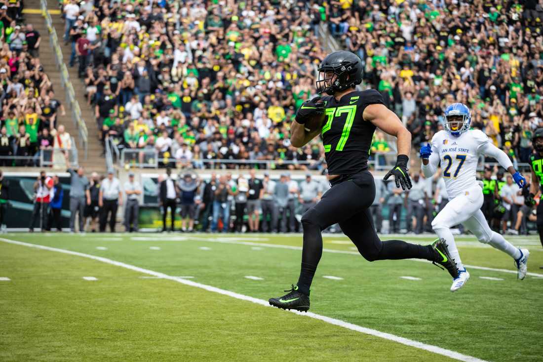 Oregon Ducks tight end Jacob Breeland (27) runs for a touchdown in the first quarter. Oregon Ducks Football takes on San Jose State at Autzen Stadium on Sept. 15, 2018. (Rylee Marron/Emerald)