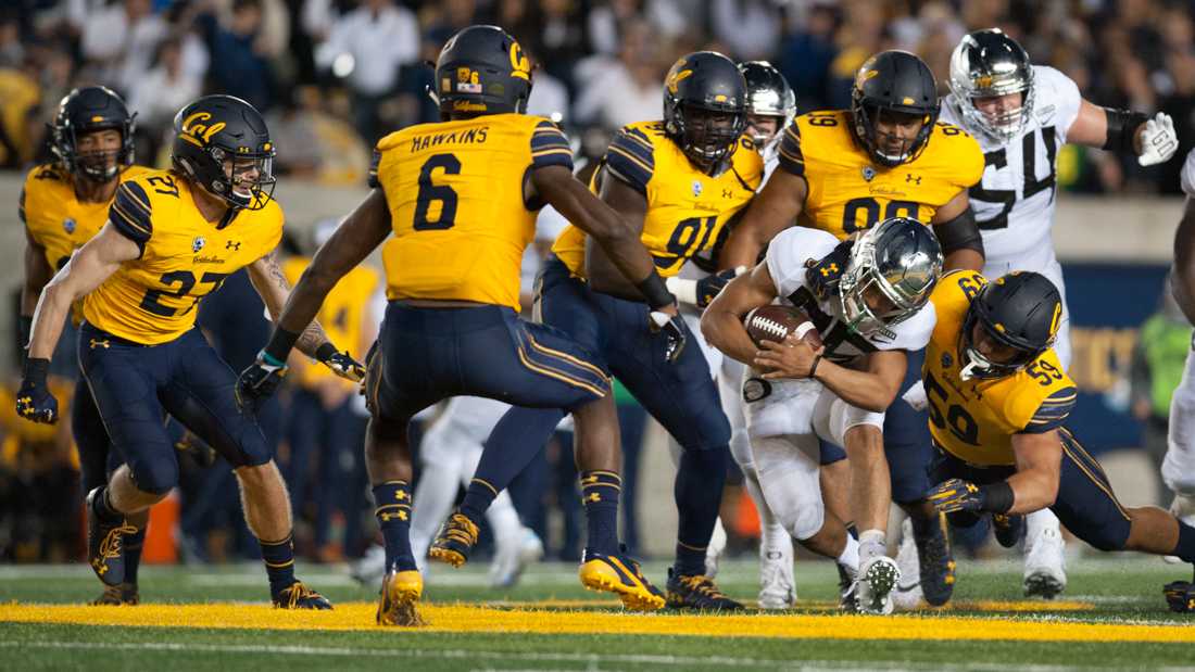 Oregon Ducks runningback Travis Dye (26) carries the ball. Oregon Ducks Football takes on UC Berkeley at California Memorial Stadium on Sept. 29, 2018. (Devin Roux/Emerald)