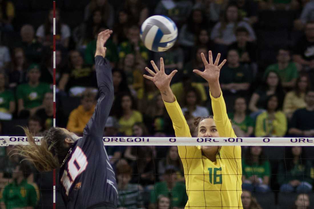 Oregon Ducks August Raskie (16) returns the ball. Oregon Ducks Volleyball hosts Oregon State University at Matthew Knight Arena on Sept. 20, 2018. (Devin Roux/Emerald)