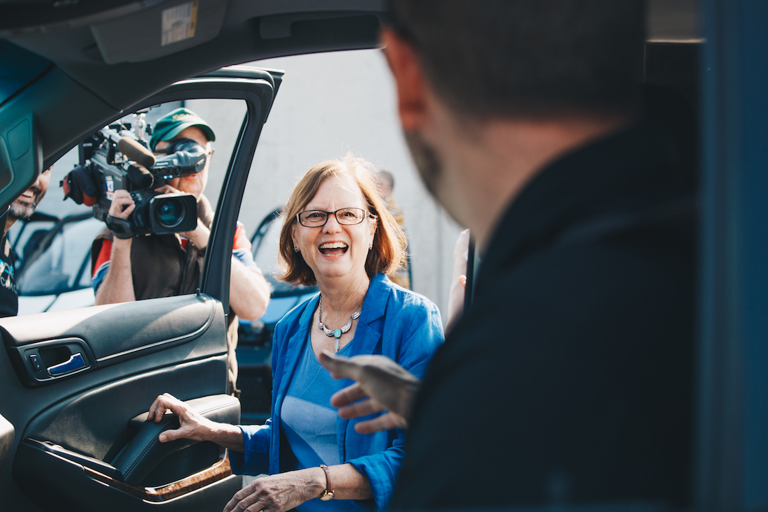 Eugene Mayor Lucy Vinis gets inside an Uber. Mayors of Eugene and Springfield, Lucy Vinis and Christine Lundberg, take the inaugural Uber ride recognizing the ride share app&#8217;s return to Eugene, Ore., on Sept. 6, 2018. (Sarah Northrop/Emerald)