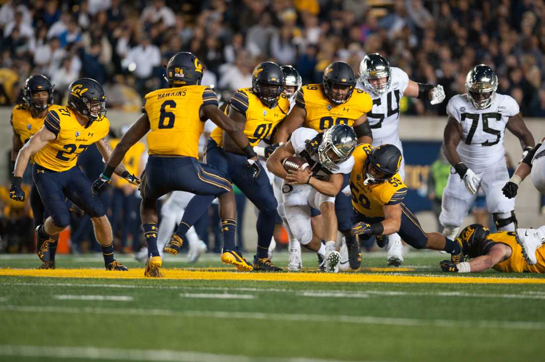 Oregon Ducks runningback Travis Dye (26) carries the ball. Oregon Ducks Football takes on UC Berkeley at California Memorial Stadium on Sept. 29, 2018. (Devin Roux/Emerald)