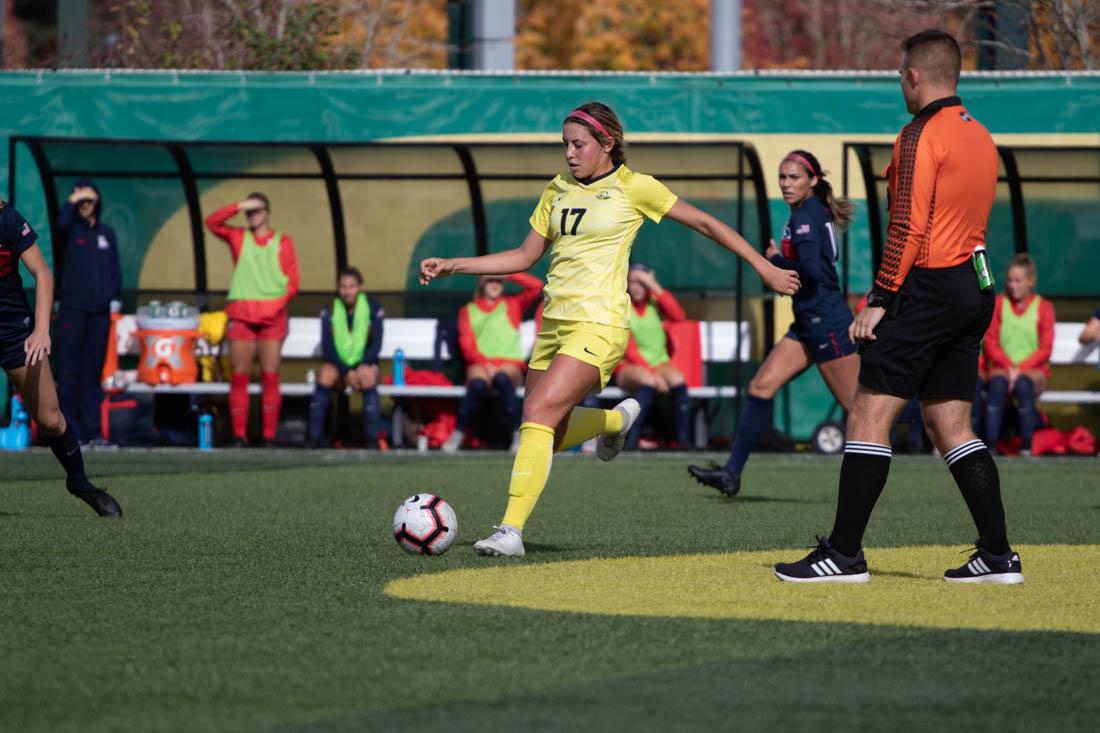 Oregon Ducks forward Zoe Hasenauer (17) makes a pass. Oregon Ducks Women&#8217;s Soccer hosts University of Arizona at Pap&#233; Field in Eugene, Oregon on Oct. 28, 2018. (Devin Roux/Emerald)