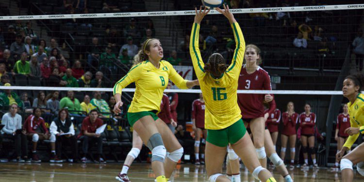 Ducks setter August Raskie (16) sets the ball. Oregon Ducks Volleyball hosts Stanford at Matthew Knight Arena on Oct. 21, 2018. (Ben Green/Emerald)