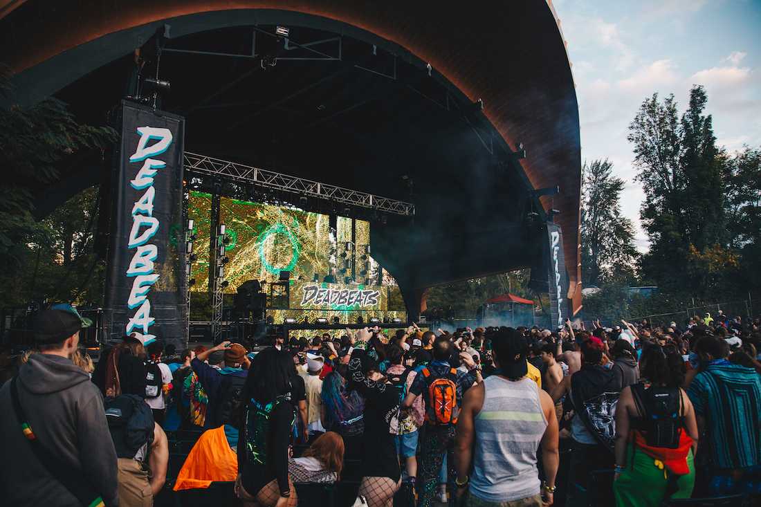 Crowd members sport a variety of style and attire as they fill in the amphitheater pit. The Deadbeats Tour Eugene brings big bass to the Cuthbert Amphitheater on Oct. 6, 2018. (Sarah Northrop/Emerald)