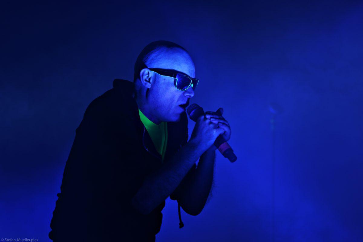 Andrew Eldritch performs with The Sisters of Mercy in 2016 (Stefan M&#252;ller/Creative Commons).