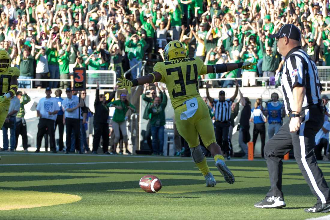 Oregon Ducks running back CJ Verdell (34) scores the winning points. Oregon Ducks Football takes on University of Washington at Autzen Stadium on Oct. 13, 2018. (Devin Roux/Emerald)