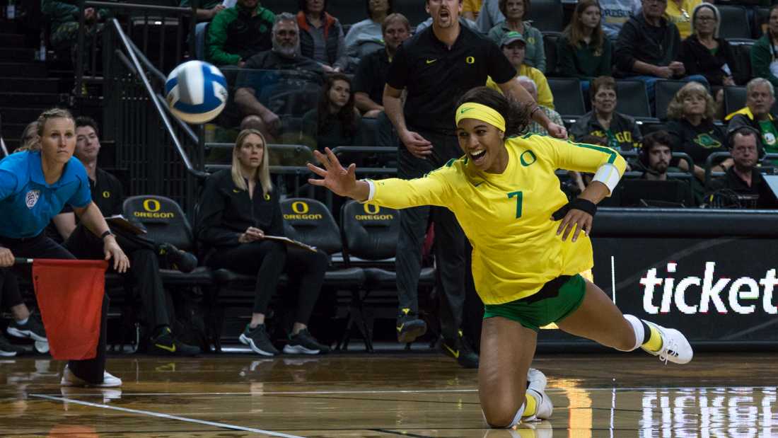 Ducks middle blocker Ronika Stone (7) reaches for the ball. Oregon Ducks Volleyball hosts Stanford at Matthew Knight Arena on Oct. 21, 2018. (Ben Green/Emerald)