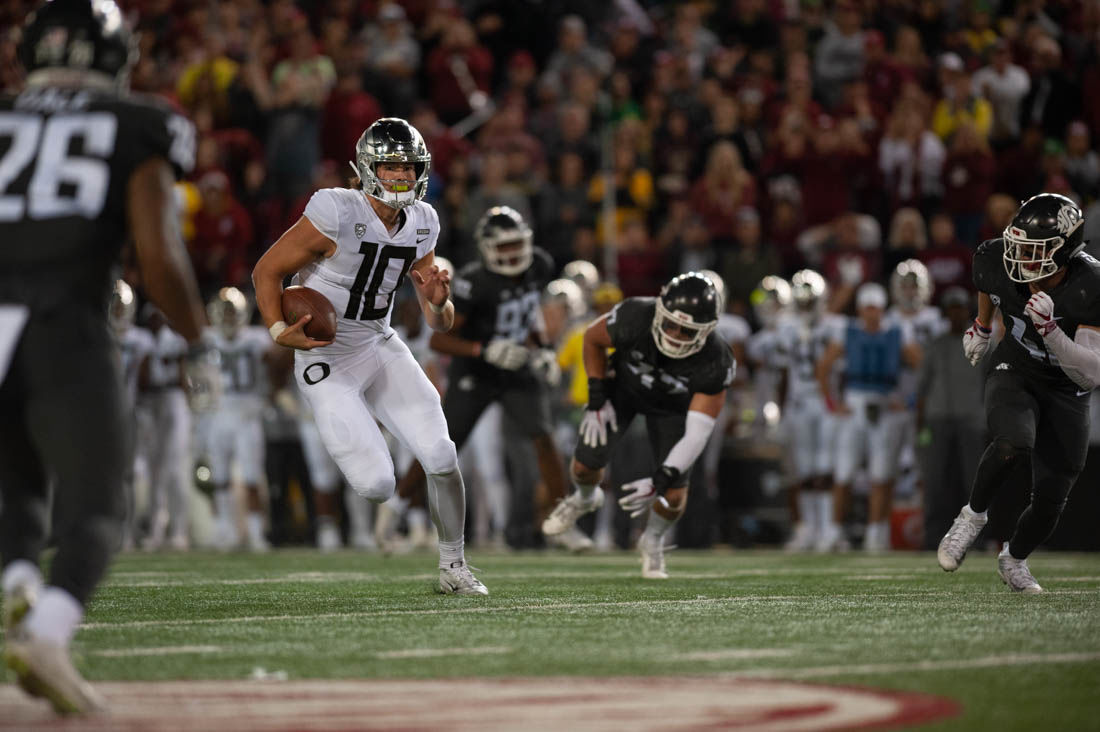 Oregon Ducks quarterback Justin Herbert (10) carries the ball. Oregon Ducks Football takes on Washington State University at Martin Stadium in Pullman, Wash. on Oct. 20, 2018. (Devin Roux/Emerald)