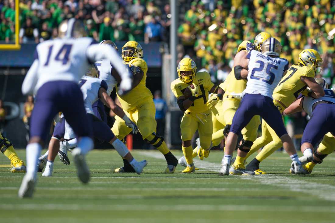 Oregon Ducks running back CJ Verdell (34) carries the ball. Oregon Ducks Football takes on University of Washington at Autzen Stadium on Oct. 13, 2018. (Devin Roux/Emerald)