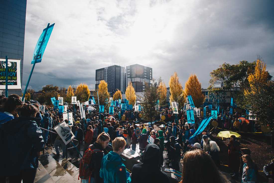 The sun begins to shine on the rally after a period of rain. Hundreds of students and community members attend the "Let The Youth Be Heard" rally in Eugene, Ore. in support of the 21 young Americans behind the Juliana v. United States climate change lawsuit on Oct. 29, 2018. (Sarah Northrop/Emerald)