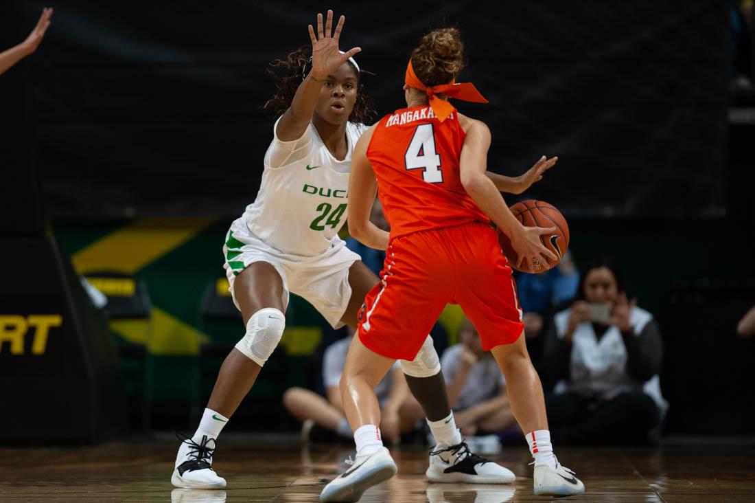 Oregon Ducks forward Ruthy Hebard defends against Syracuse guard Tiana Mangakahia (4). Oregon Ducks women&#8217;s basketball hosts Syracuse at Matt Knight Arena in Eugene Ore. on Nov. 10, 2018. (Devin Roux/Emerald)