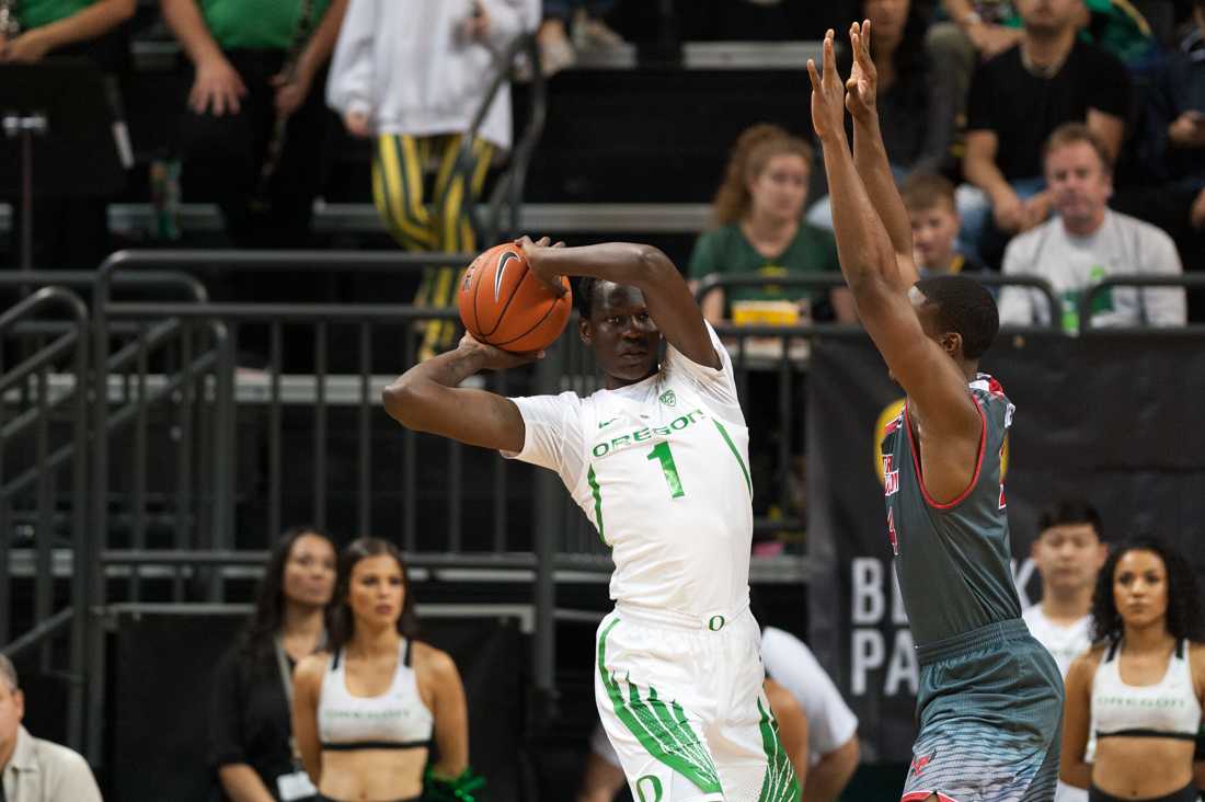 Ducks center Bol Bol (1) finds the open passing lane. Oregon Ducks Men&#8217;s Basketball hosts Eastern Washington Eagles at Matt Knight Arena in Eugene Ore. on Nov. 09, 2018. (Ben Green/Emerald)