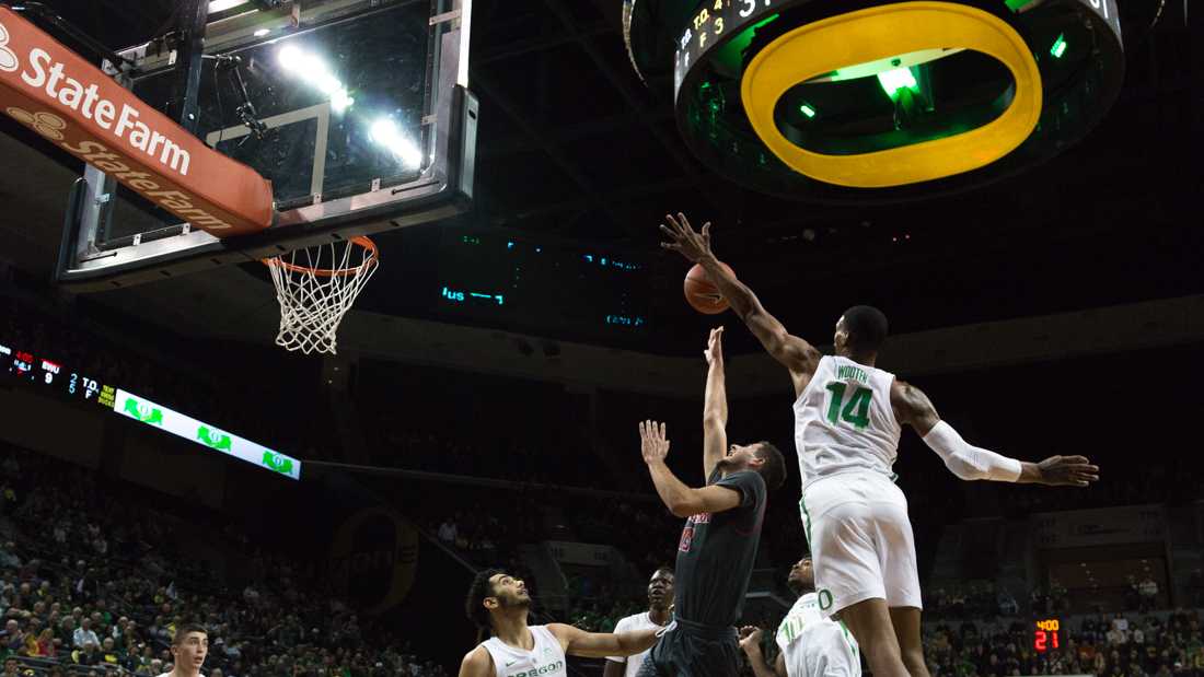 Oregon Ducks forward Kenny Wooten (14) smacks the ball out of the air. Oregon Ducks Men&#8217;s Basketball hosts Eastern Washington Eagles at Matt Knight Arena in Eugene Ore. on Nov. 09, 2018. (Ben Green/Emerald)