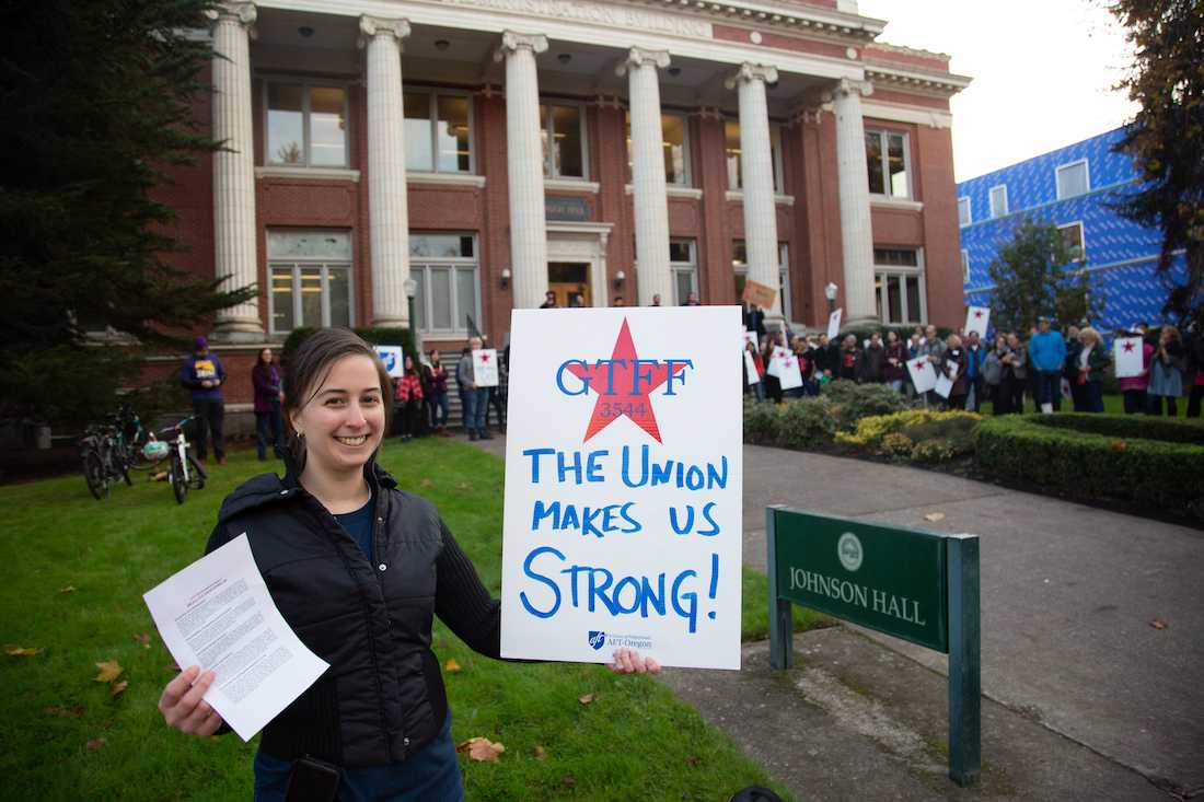 Kayleigh Peterman, Vice President for member communications of GTFF, talks to passersby about the GTFF's bargaining with the University of Oregon on Nov. 9, 2018. (Sarah Northrop/Emerald)