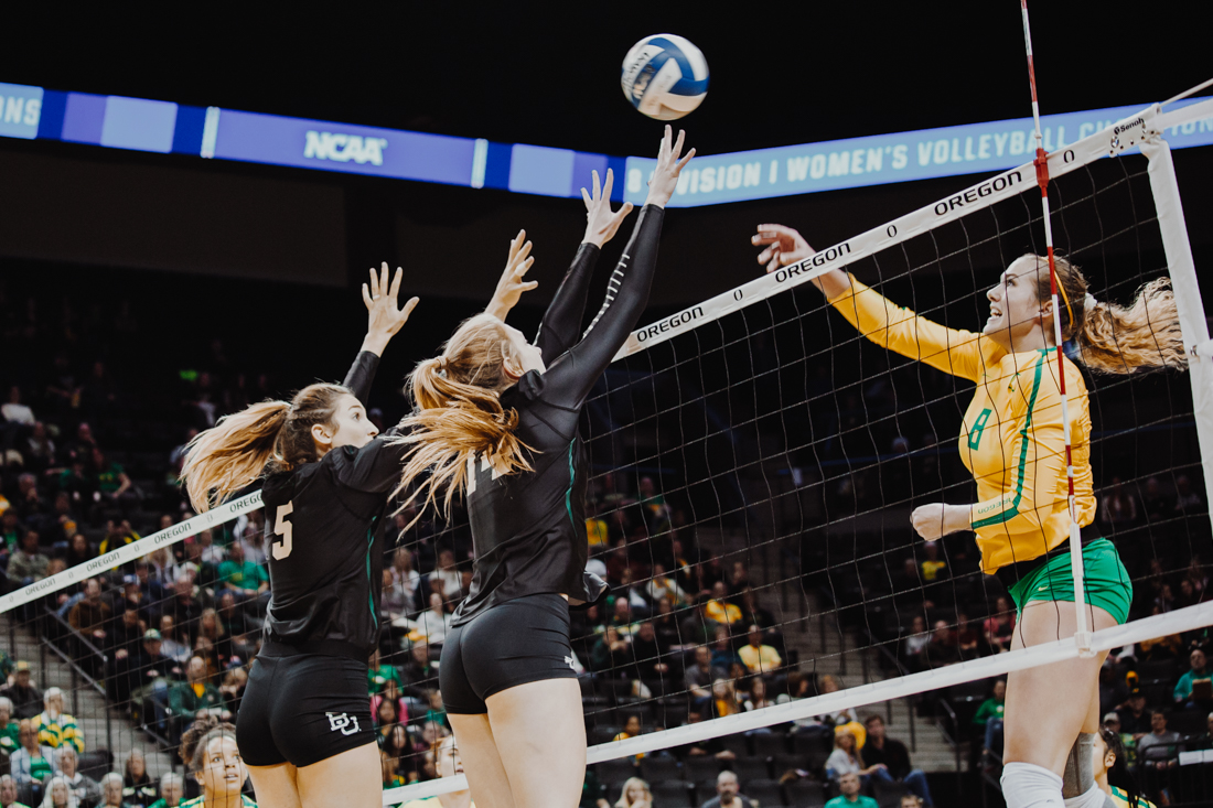 Ducks outside hitter Lindsey Vander Weide (8) smacks the ball over the net. Oregon Ducks volleyball takes on Baylor University in the second round of the NCAA Championships on Nov. 30, 2018. (Sarah Northrop/Emerald)