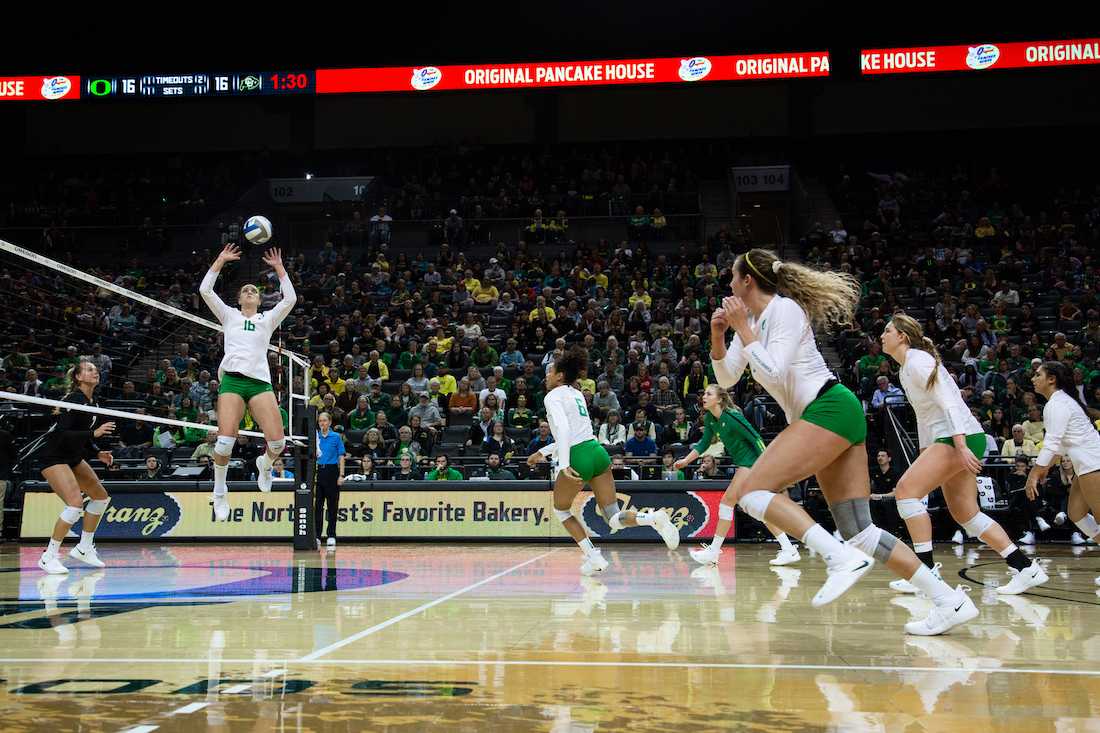 Ducks setter August Raskie (16) sets the ball. Oregon Ducks volleyball falls just short to Colorado during five-set final home match on Nov. 16, 2018. (Sarah Northrop/Emerald)