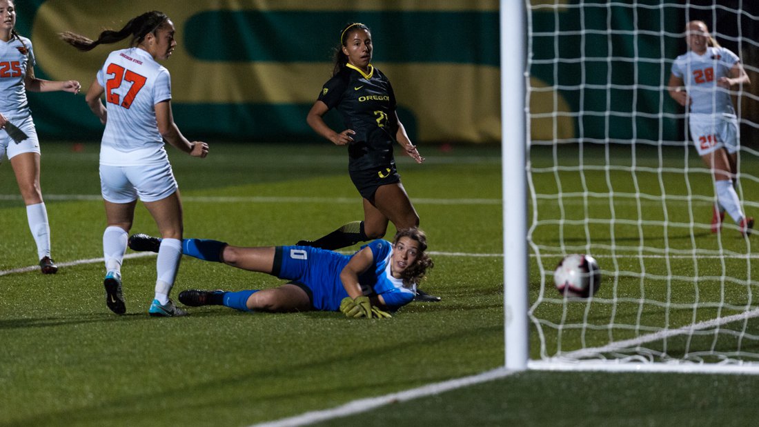 Ducks forward Marissa Everett (21) picks up her second goal of the game. Oregon Ducks Women&#8217;s Soccer hosts Oregon State Beavers at Pap&#233; Field in Eugene Ore. on Nov. 2, 2018. (Ben Green/Emerald)