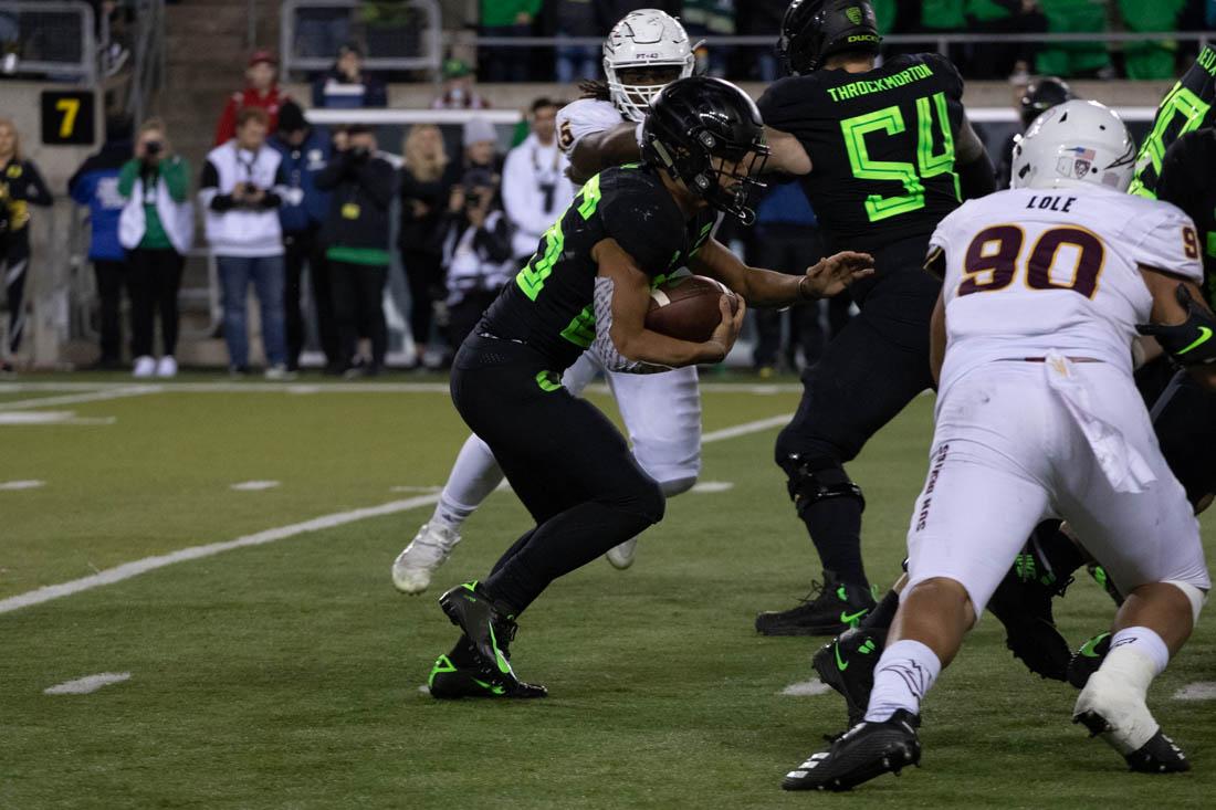 Oregon Ducks running back Travis Dye (26) carries the ball. Oregon Ducks football takes on Arizona State at Autzen Stadium in Eugene Ore. on Nov. 17, 2018. (Devin Roux/Emerald)