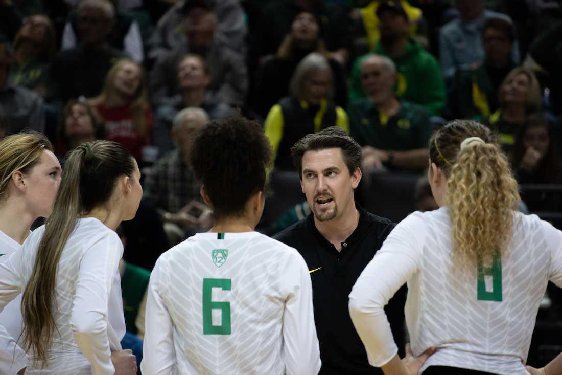 Head coach Matt Ulmer talks to the team during a timeout. Oregon Ducks volleyball falls just short to Colorado during five-set final home match on Nov. 16, 2018. (Sarah Northrop/Emerald)