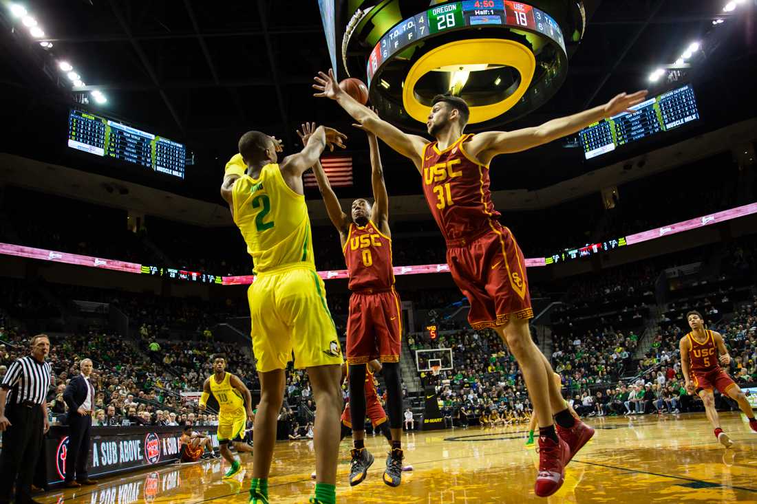 <p>Ducks forward Louis King (2) throws a pass. Oregon Ducks men’s basketball takes on USC at Matthew Knight Arena in Eugene, Ore. on Jan. 13, 2019. (Sarah Northrop/Emerald)</p>