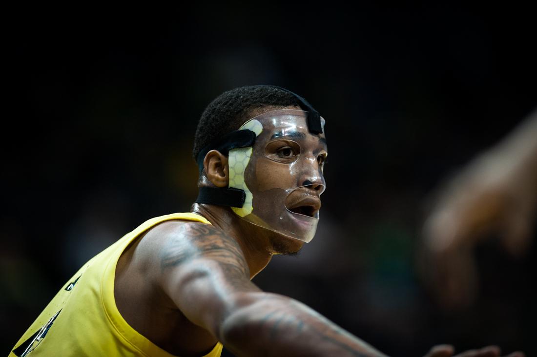 Ducks forward Kenny Wooten (14) plays defense. Oregon Ducks men&#8217;s basketball takes on Stanford University at Matthew Knight Arena in Eugene, Ore. on Feb. 10, 2019. (Ben Green/Emerald)