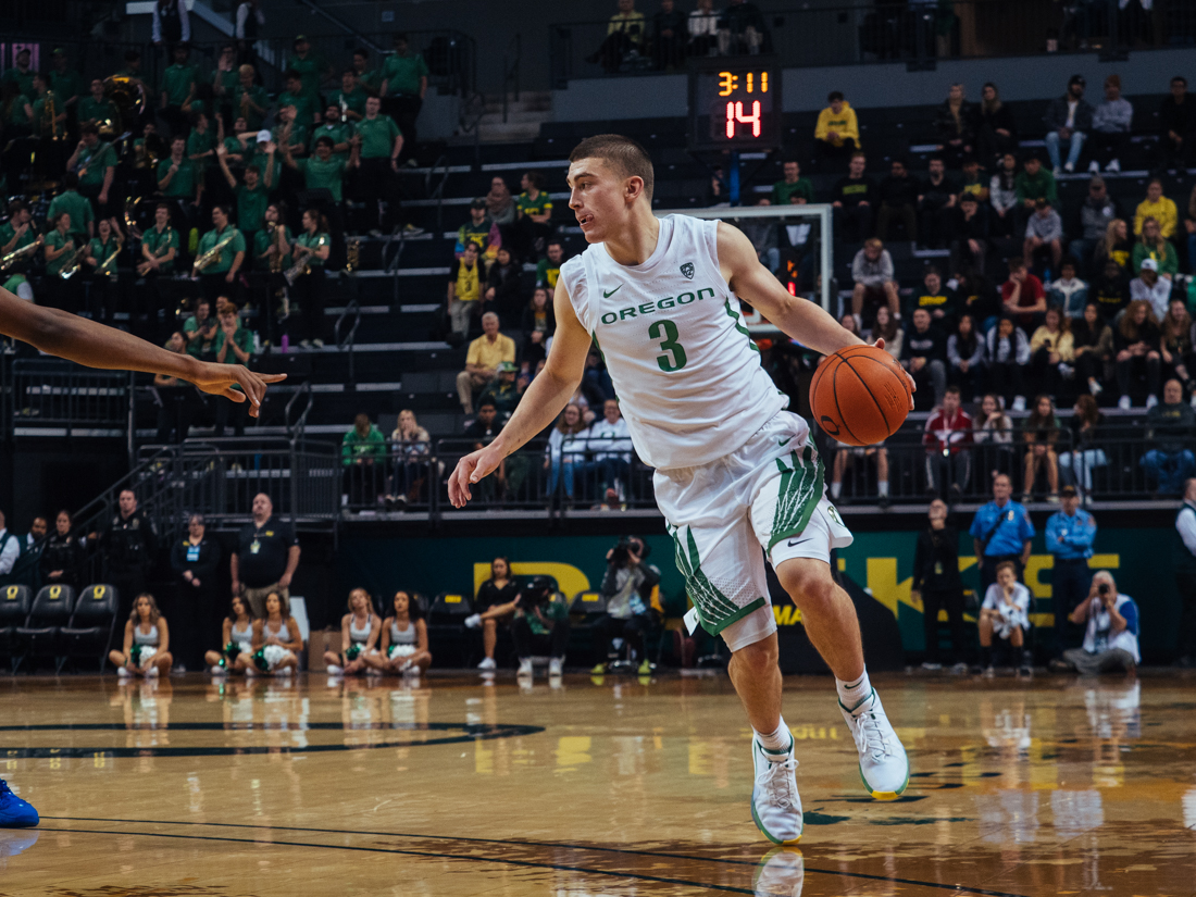 Ducks guard Payton Pritchard (3) creates separation with his crafty handles. Oregon Ducks men&#8217;s basketball takes on Boise State at Matthew Knight Arena in Eugene, Ore. on Nov. 9, 2019. (Connor Cox/Emerald)