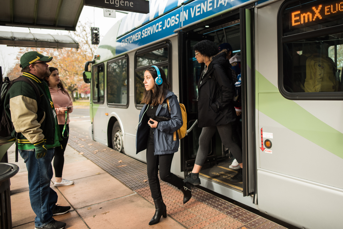 <p>Riders step off of the Emerald Express bus at Dads’ Gates Station. (Marissa Willke/Emerald)</p>