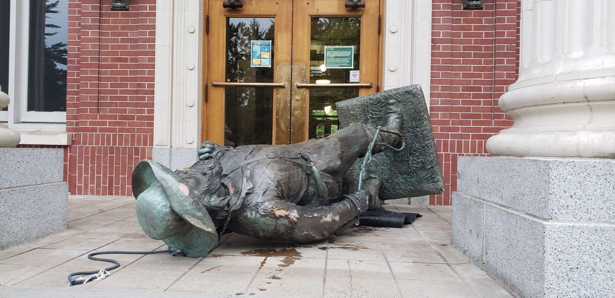 Protesters tore down the Pioneer Statue Saturday night and blocked off the entrance to Johnson Hall. (Carrington Powell/Emerald)