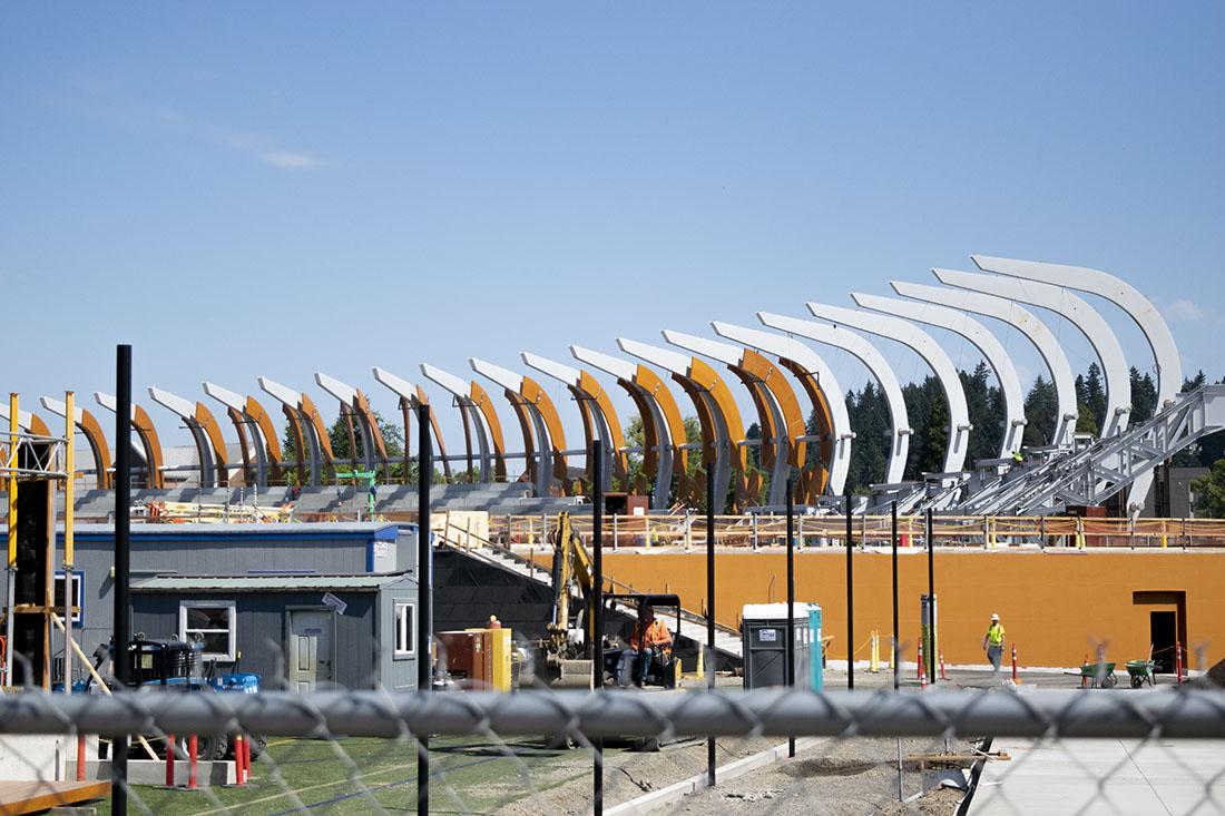 <p>Construction creates Hayward Field with an open-air wood roof to represent the history and culture of Oregon’s forests. (Kimberly Harris/Emerald)</p>