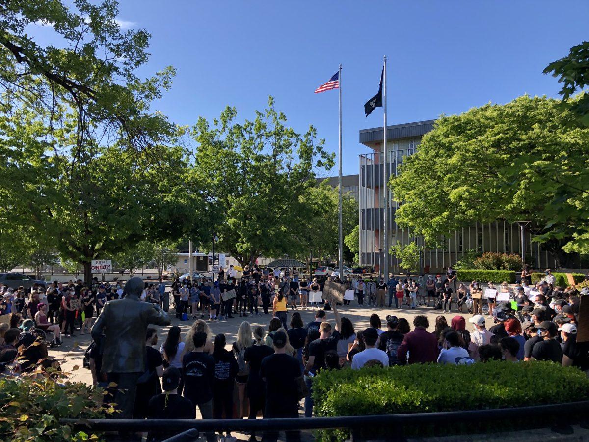 Several hundred protesters gather in the plaza of the Lane County Circuit Court on Tuesday, June 2, 2020 to protest police brutality. (Michael Tobin/Emerald)