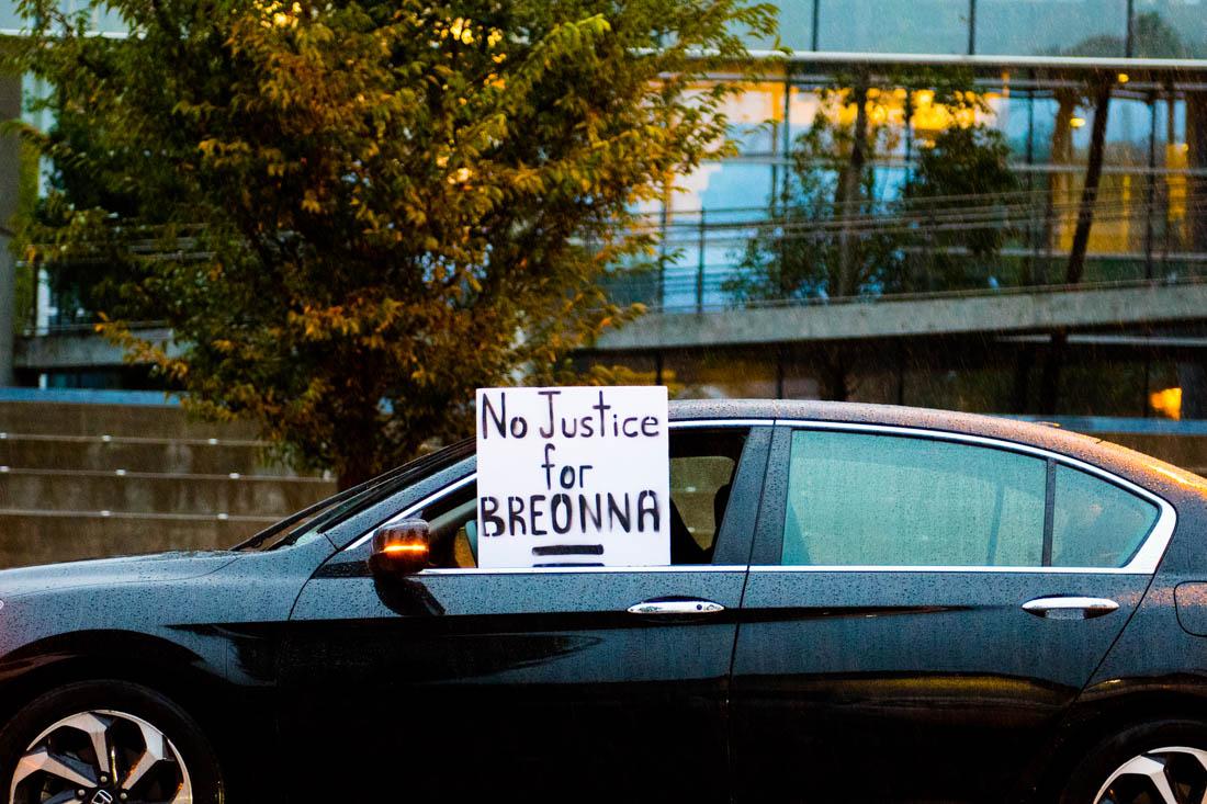 Cars line up outside the Federal Courthouse while preparing to block the intersection. A passenger holds a sign that states, "No Justice for Breonna." After the Attorney General&#8217;s announcement regarding Breonna Taylor, the people of Eugene gather to demand justice for Taylor. Despite the rain, protestors meet to demonstrate solidarity for Breonna Taylor and block the intersection on Mill and 8th St. in Eugene, Ore. on Sept. 23, 2020. (Madi Mather/Emerald)