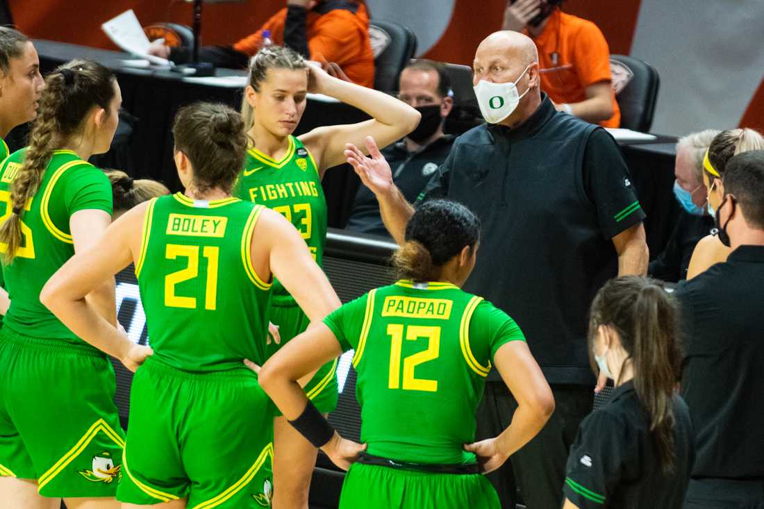 Ducks Head Coach Kelly Graves directs his team during a time out. Oregon Ducks take on the Oregon State Beavers at Gill Coliseum in Corvallis, Ore., on Dec. 13, 2020. (Kimberly Harris/Emerald)