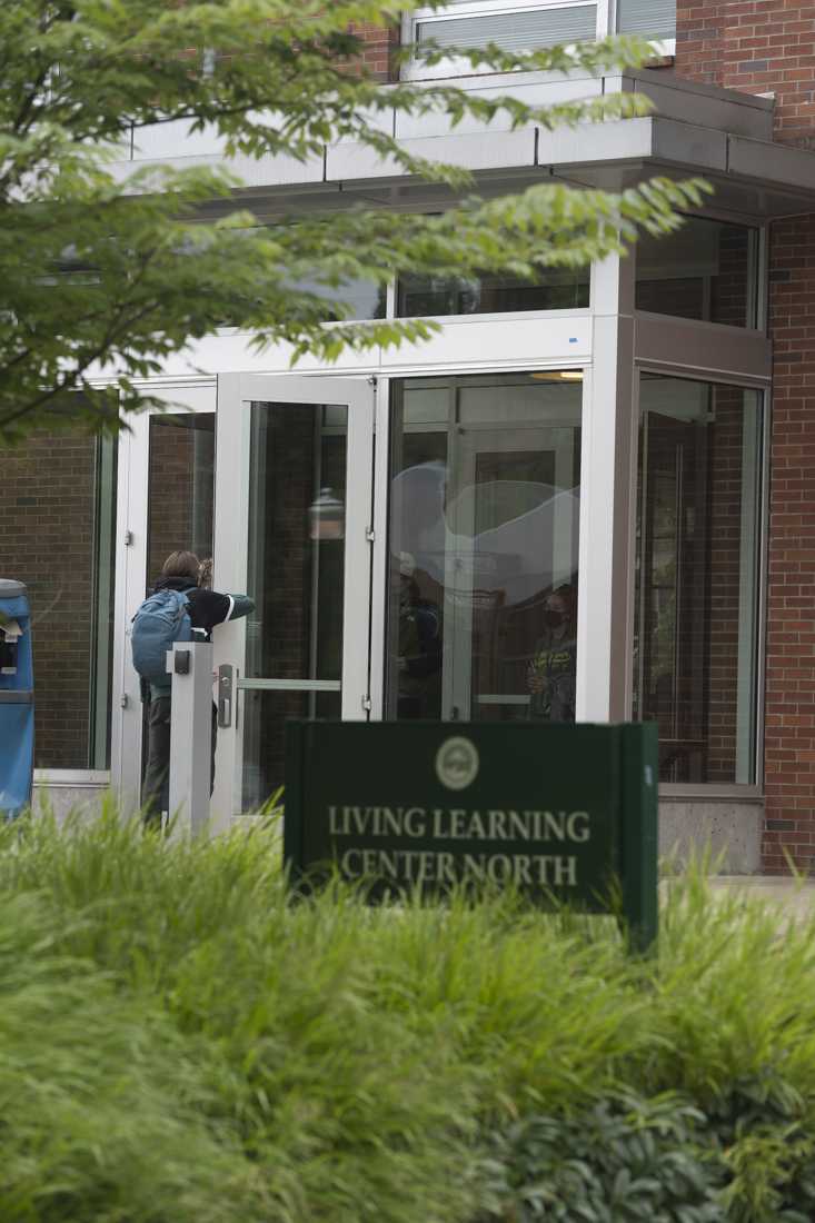 An incoming freshman enters Learning Living Center (LLC) North to see their new dormitory for the upcoming academic year on Sept. 25, 2020. The freshman class of 2024 officially moved into the dorms the last weekend of Sept at the University of Oregon. The university requires first-year students to live in dorms their first year attending. The university follows the state's protocols regarding COVID-19 to help prevent the spread of the virus. (Kevin Wang/Daily Emerald)